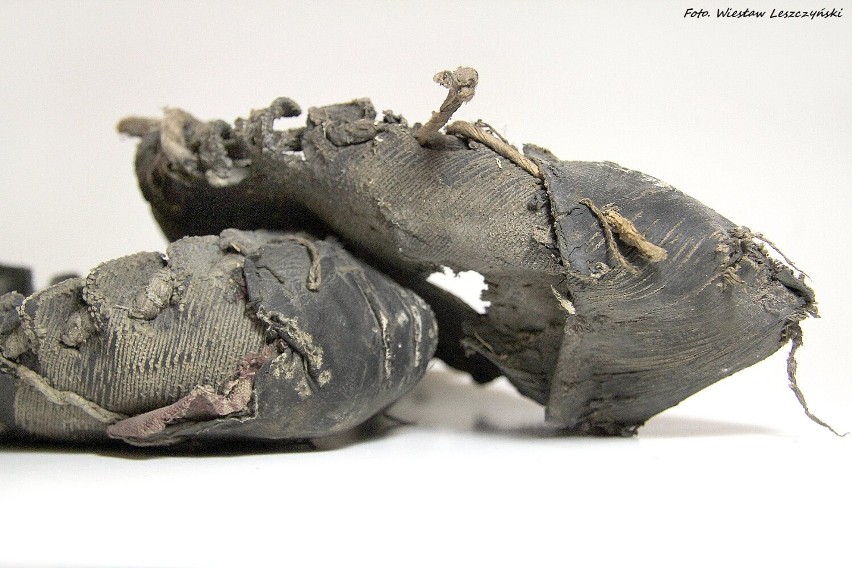 Te buty wiodły do wolności, czy do śmierci? Pamiątka ewakuacji obozu trafi do Muzeum w Sztutowie