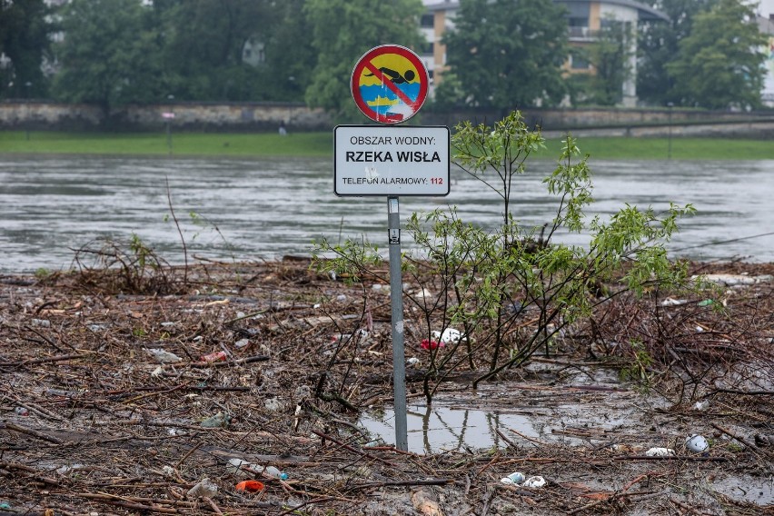 Kraków. Ogromna ilość śmieci w Wiśle. To skutek uboczny opadów deszczu [ZDJĘCIA]