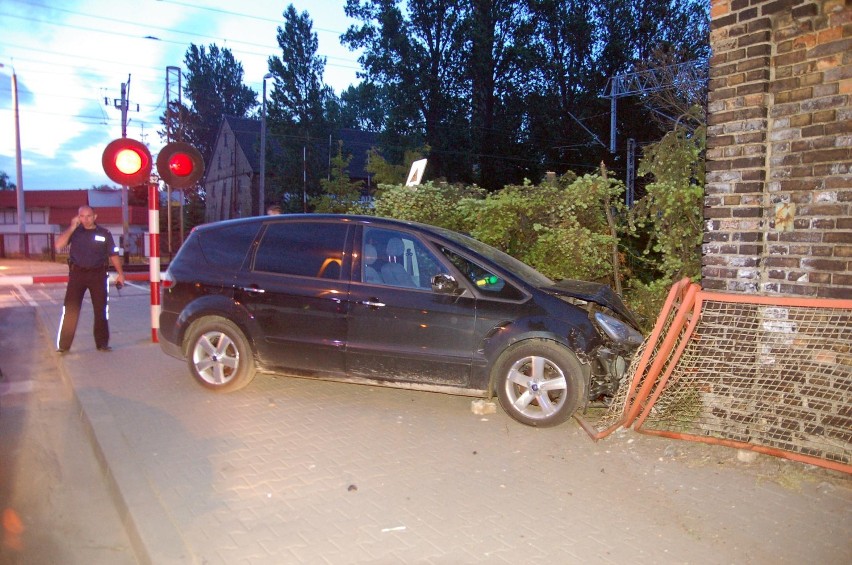 ZBĄSZYŃ. Policyjny pościg. Złodziej rozbił auto [ZDJĘCIA, VIDEO]