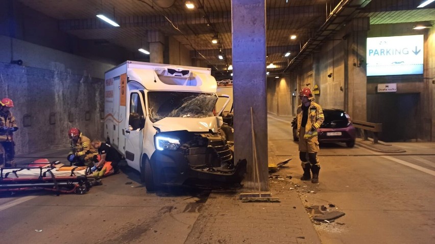 Wypadek w tunelu pod dworcem PKP w Katowicach. Kierowca samochodu dostawczego wjechał w filar