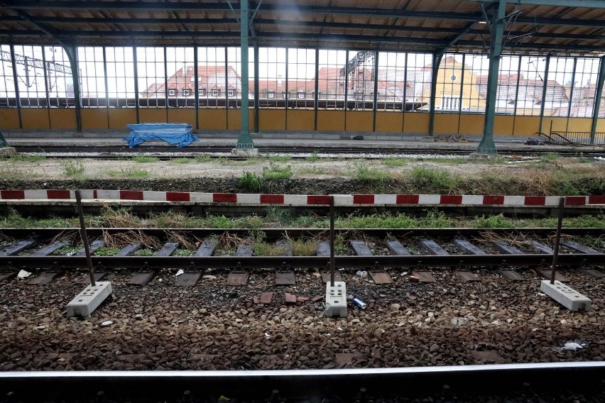 Od kilku miesięcy trwa remontowy zastój na stacji Legnica, zobaczcie aktualne zdjęcia