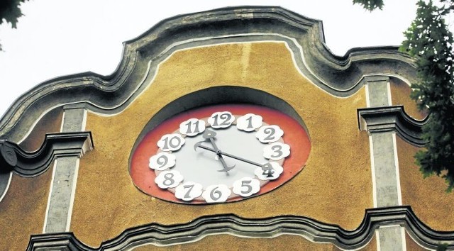 Nowy zegar na froncie szkoły jest repliką tego, który odmierzał czas przed drugą wojną światową