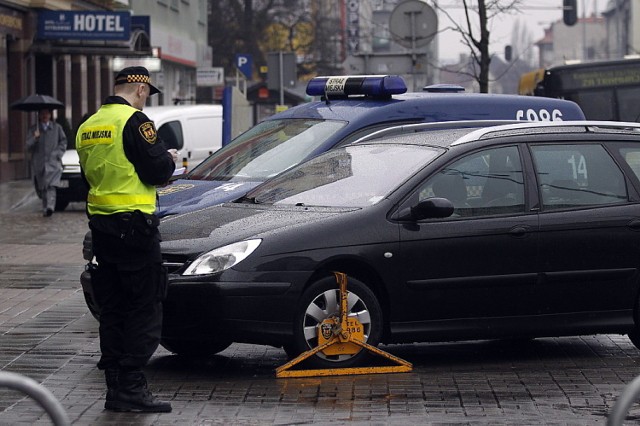 Radny Sławomir Kozak uważa, że straż miejska w Szamotułach częściej powinna karać mistrzów parkowania poprzez zakładanie blokad na koła pojazdów