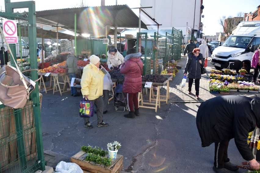 Ceny warzyw i owoców na targowisku przy ul. Owocowej w...