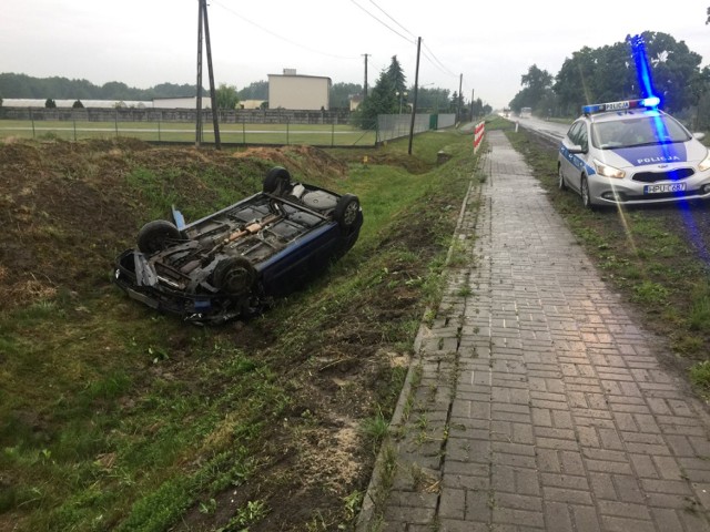 Wypadek w Józefowie pod Kaliszem. Pijana kobieta dachowała autem w rowie