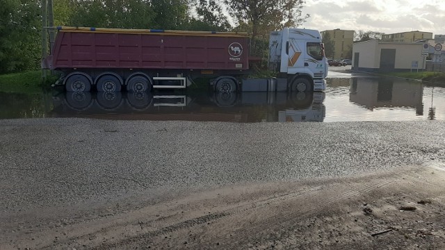 Ulica Kolejowa była nieprzejezdna. Miasto czekało na pozwolenie od kolei, by udrożnić  ich sieć kanalizacyjną.