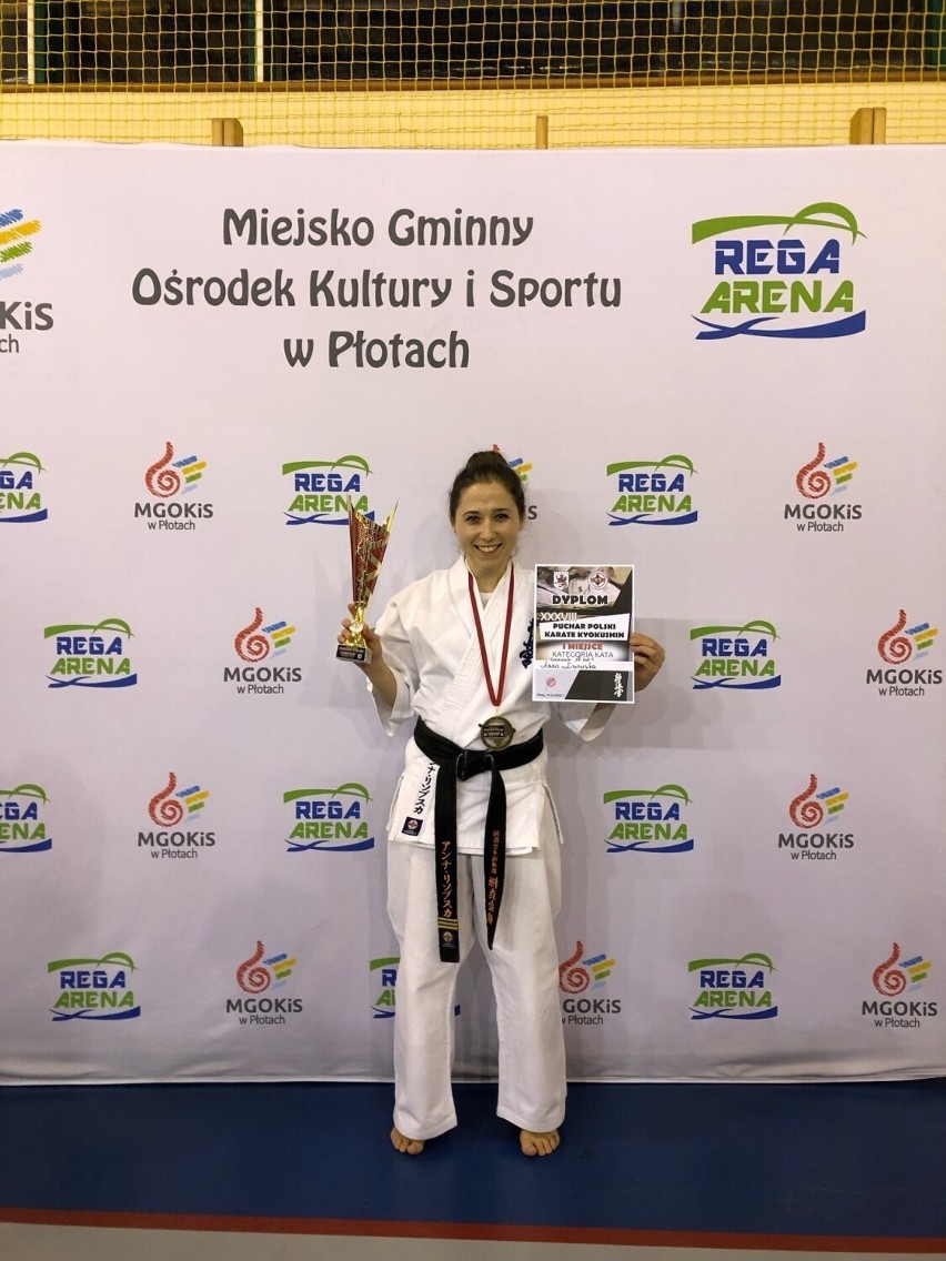 Anna Lisowska z YMCA Kraków pierwszą w historii zdobywczynią Pucharu Polski seniorek w kata w karate kyokushin. Zobaczcie zdjęcia
