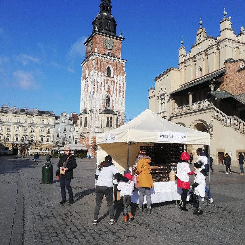 Kraków. Rozdają pączki, by pomóc chorej Marysi [ZDJĘCIA]