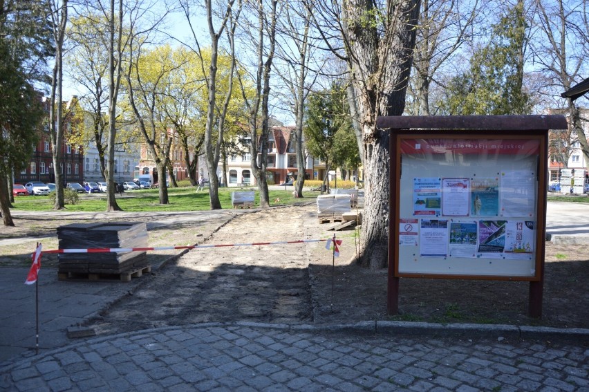 Lębork. Otoczenie placu Pokoju zmienia się na lepsze. Ruszyły prace w parku Żwirki i Wigury.