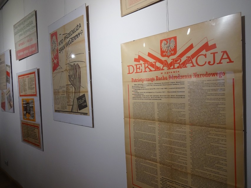 Stan wojenny na plakatach i afiszach. Nowa wystawa w Ośrodku Myśli Patriotycznej i Obywatelskiej w Kielcach. Zobacz zdjęcia