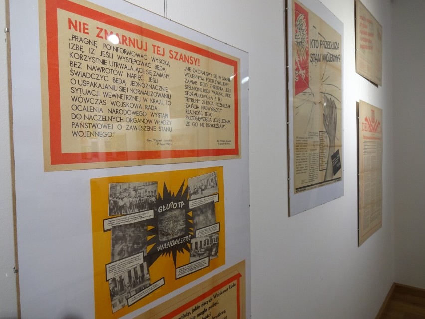 Stan wojenny na plakatach i afiszach. Nowa wystawa w Ośrodku Myśli Patriotycznej i Obywatelskiej w Kielcach. Zobacz zdjęcia