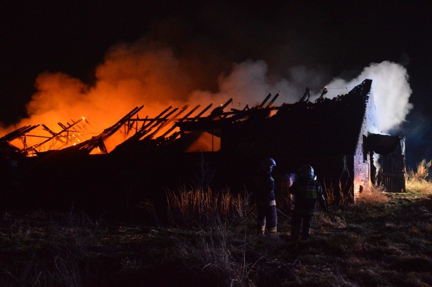Wielki pożar w Białołęce. Płonie stodoła pełna siana