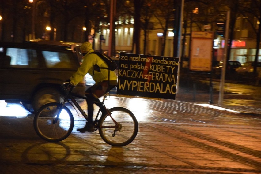 Strajk kobiet w Częstochowie. Protestujący blokowali ruch na...
