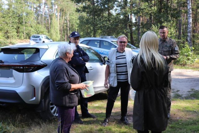 Mundurowi apelują o rozwagę podczas wypraw do lasu. Oleśniccy policjanci prowadzili wspólne działania z funkcjonariuszami Straży Leśnej.