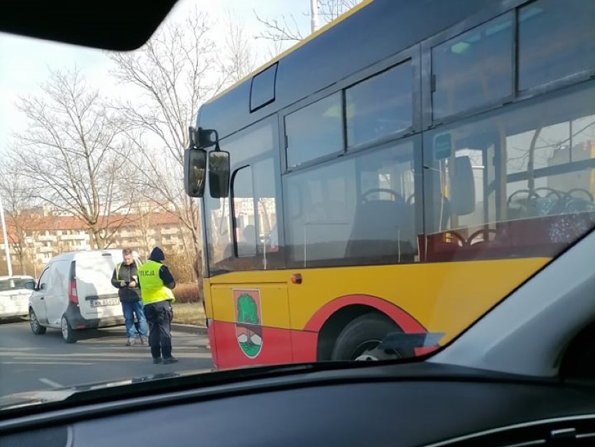 Zderzenie autobusu z osobówką na Podzamczu w Wałbrzychu