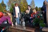 Uczniowie I Liceum Ogólnokształcącego w Brodnicy odwiedzili groby zmarłych nauczycieli i pracowników szkoły