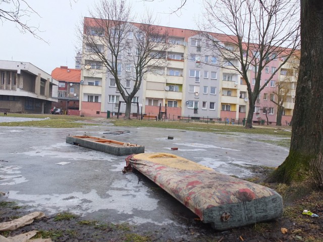 Skwer przy ulicy Drzymały przypomina małe wysypisko śmieci.