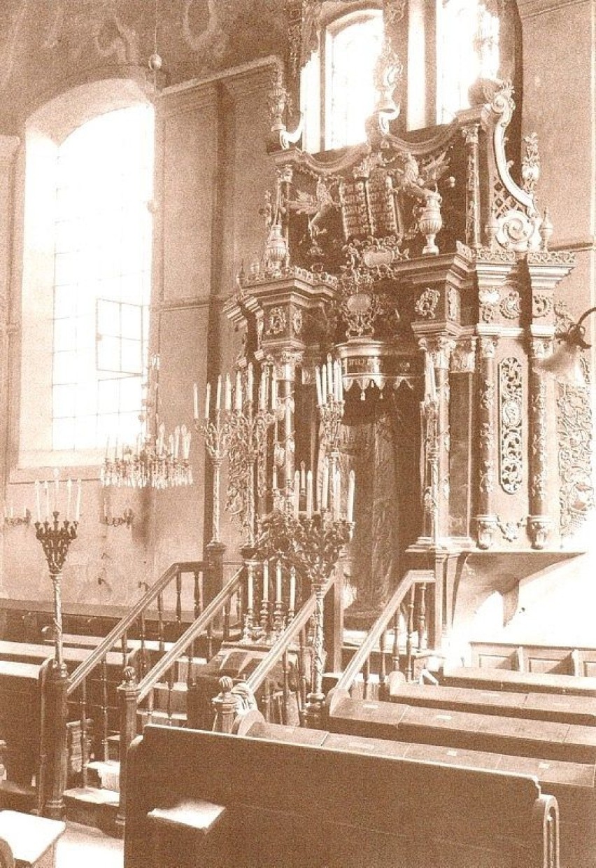 Wnętrze synagogi - fotografia wykonane prawdopodobnie po...