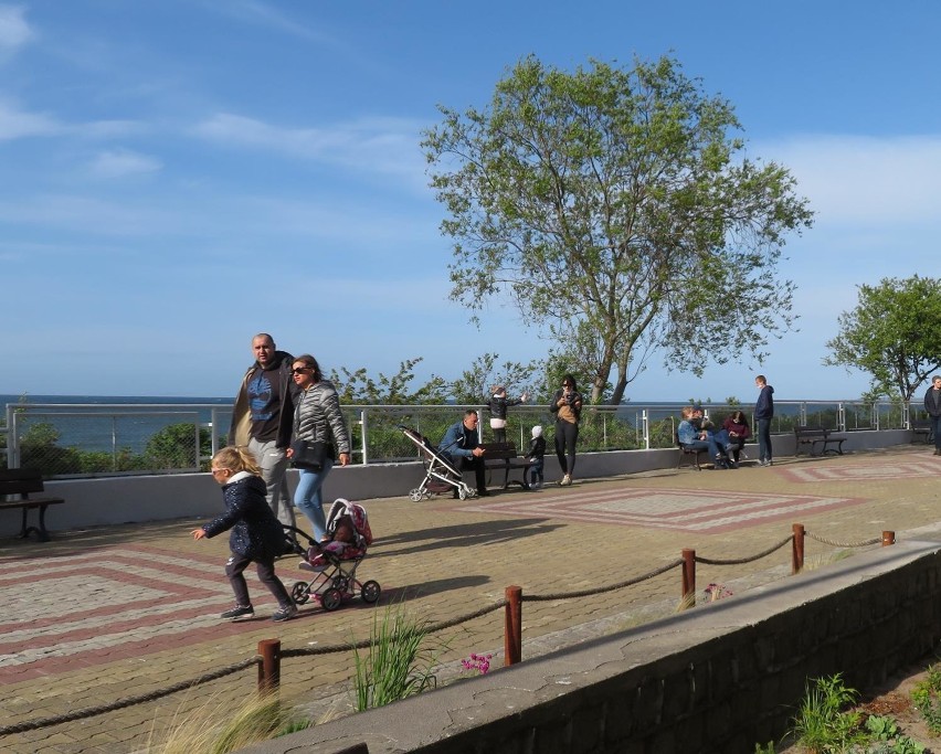 Na zdjęciach: turyści i mieszkańcy spacerujący w Ustce.