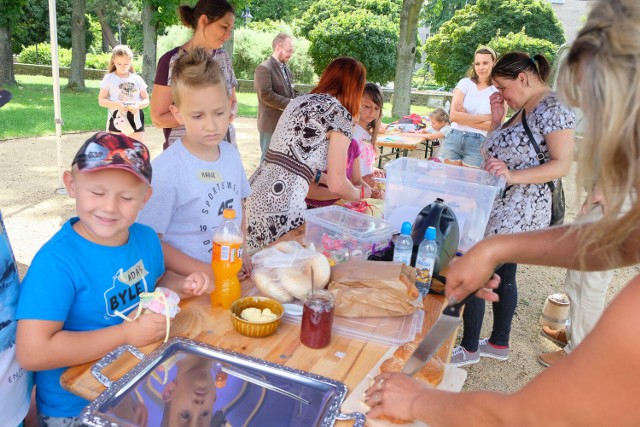 Podczas warsztatów w muzeum dzieci przygotowały własnoręcznie masło. Najlepszą częścią spotkania była degustacja.