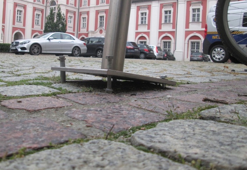 Feralne stojaki na rowery pod Urzędem Miasta Poznania