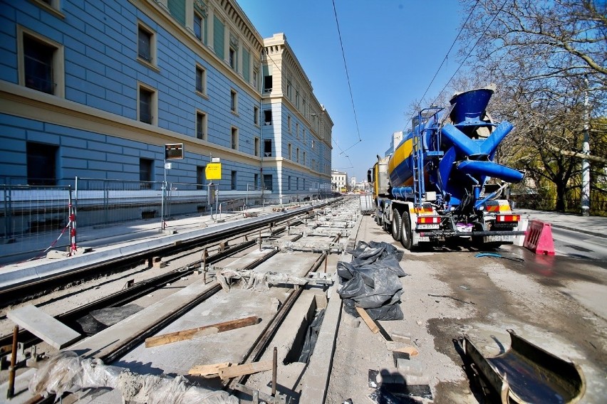 Wrocław. Jak idzie budowa tramwaju na Nowy Dwór? Wylewają już asfalt! [NOWE ZDJĘCIA]