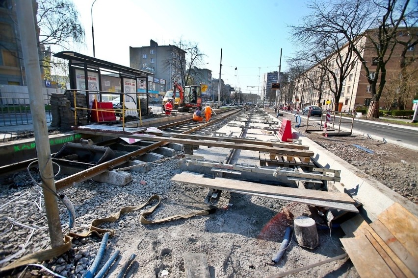 Wrocław. Jak idzie budowa tramwaju na Nowy Dwór? Wylewają już asfalt! [NOWE ZDJĘCIA]