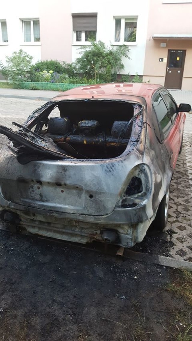 Płonęło auto w Tomaszowie i 2 przyczepy z sianem w Chorzęcinie