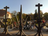 LESZNO. Wiele osób odwiedza groby bliskich na cmentarzu przy ul. Kąkolewskiej [ZDJĘCIA]