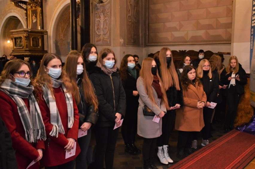 Młodzież podjęła decyzje o chęci niesienia pomocy i wsparcia...