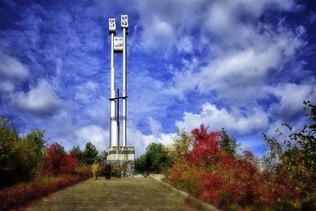31 sierpnia 1975 r. na wzgórzu nad „Doliną Śmierci” odsłonięto pomnik autorstwa Józefa Makowskiego poświęcony zamordowanym w tym miejscu mieszkańcom Bydgoszczy w 1939 roku. Zginęło tu od 1200 do 1400 osób, wymordowanych jesienią 1939 roku przez członków pomorskiego oddziału Selbstschutzu oraz SS-manów z oddziału Einsatzkommando 16. 

Konkurs na pomnik ogłoszono w 1974 roku. Zobacz projekty innych rzeźbiarzy - te pomysły przegrały z projektem Józefa Makowskiego ►