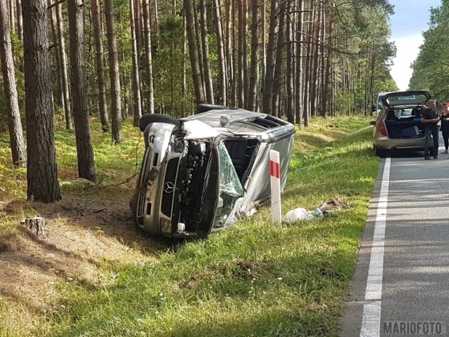 Do wypadku doszło w niedzielę krótko przed godziną 17. Kierowca citroena był w trakcie wyprzedzania innych samochodów. Źle ocenił jednak dystans, jaki dzielił go od pojazdu nadjeżdżającego z naprzeciwka.

Odbił w prawo i uderzył w bok prawidłowo jadącego mercedesa. Samochód wypadł z jezdni i wpadł do rowu. Części od niego oderwane uszkodziły jeszcze inne auto - volkswagena.

Na szczęście nikomu nic się nie stało. Sprawca został ukarany mandatem.