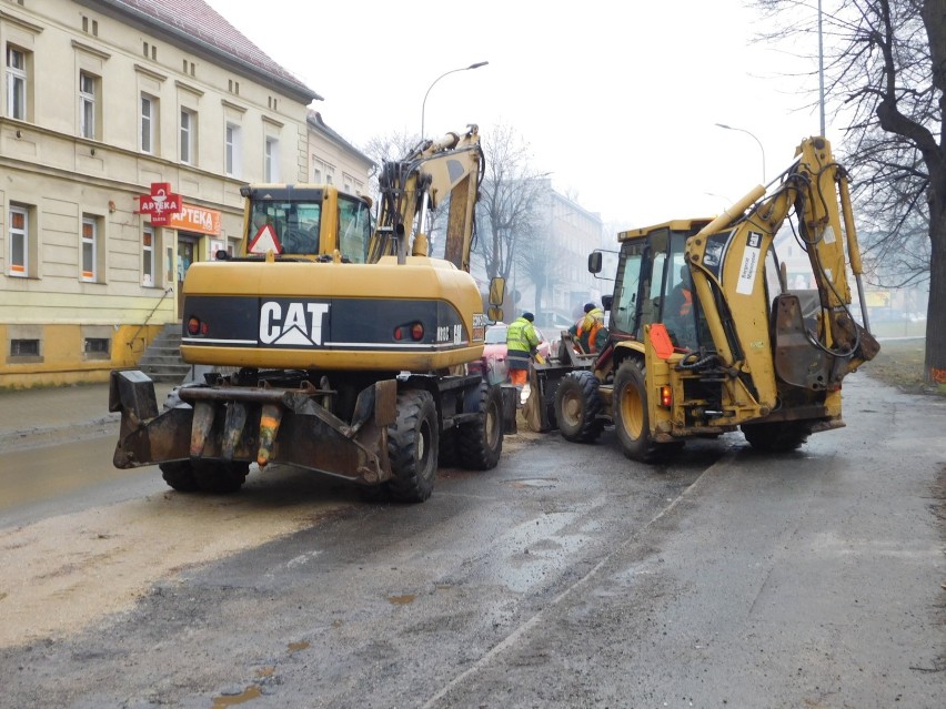 Wałbrzych: Rozkopana ulica 1 Maja. Zaczęły się przygotowania do przebudowy jednej z głównych arterii miasta