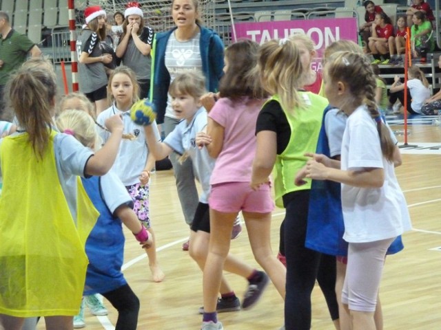Młodzi uczestnicy zabawy rywalizowali pod czujnym okiem szczypiornistek Energi AZS Koszalin.