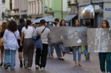 Nietypowa manifestacja w Toruniu. Ulicami starówki przeszli z portretami ofiar wojny w Ukrainie