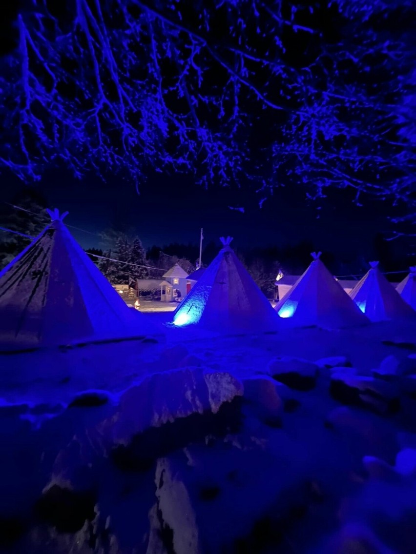 W wiosce są wygodne, ogrzewane namioty, w których można...