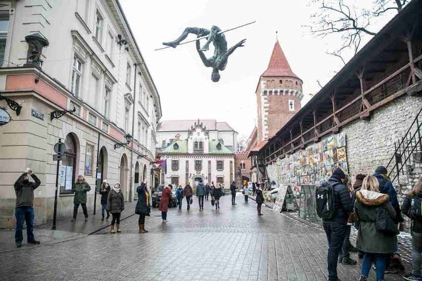 Kraków. Rzeźba Jerzego Kędziory zawisła koło Bramy Floriańskiej