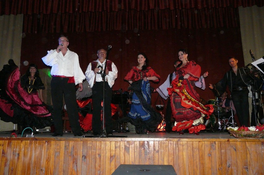 Porwali publiczność cygańska muzyką i tańcem