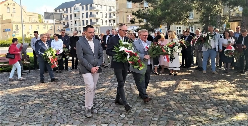 Uroczyste obchody Porozumień Sierpniowych w Lesznie. Wiązanki pod Pomnikiem Solidarności złożyli związkowcy i władze Leszna ZDJĘCIA