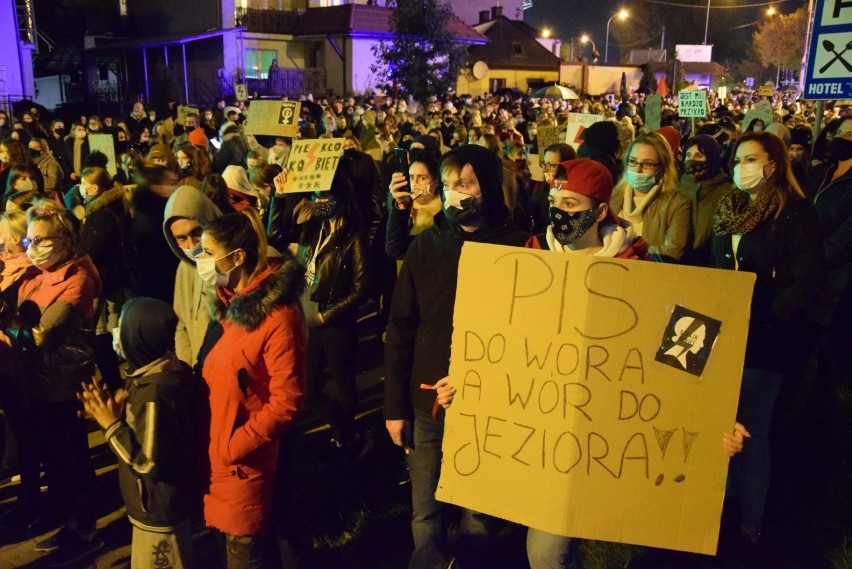 Strajk Kobiet w Pruszczu Gdańskim po wyroku TK w sprawie aborcji. Tłumy pod biurem PiS |ZDJĘCIA, WIDEO