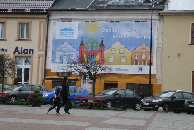 Baner obok ratusza w Lipnie ma przypominać o dbaniu o czyste powietrze. Autorem projektu jest Weronika Grudowska