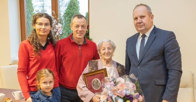 W 1974 roku rodzina przeprowadziła się do Skrwilna (powiat rypiński) i zamieszkała w domu jednorodzinnym, gdzie seniorka spędza czas pod opieką syna