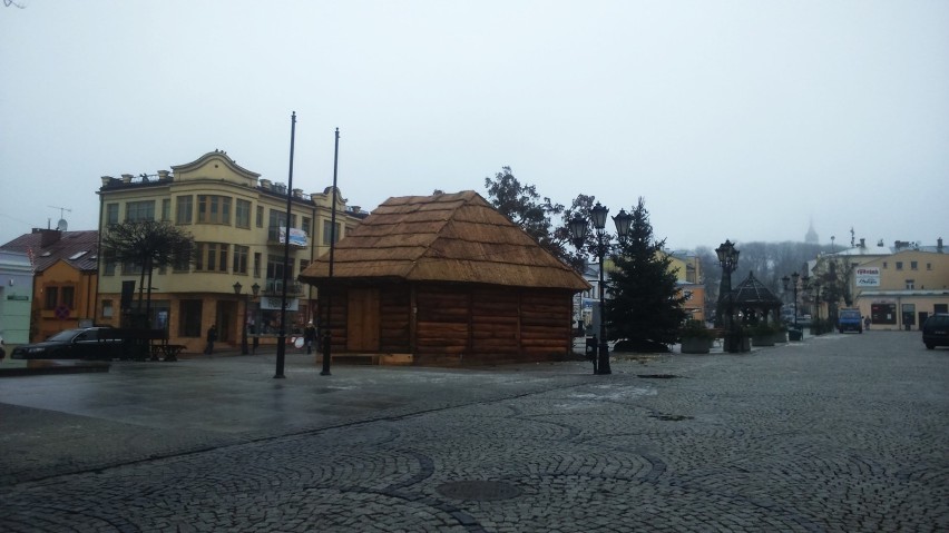 Na Placu Łuczkowskiego stoi już szopka bożonarodzeniowa