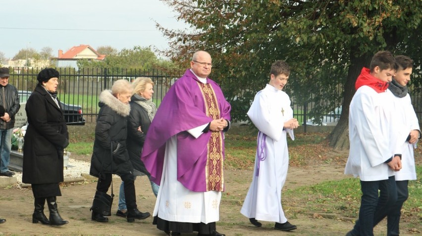 Krobia. Wszystkich Świętych 2020. Odbędzie się msza na cmentarzu, ale bez procesji. Zobaczcie ZDJĘCIA z ubiegłorocznej procesji