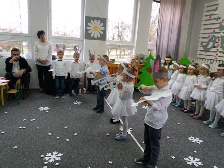 Dzieci z przedszkola Janka Wędrowniczka przygotowały Dzień Babci i Dziadka 