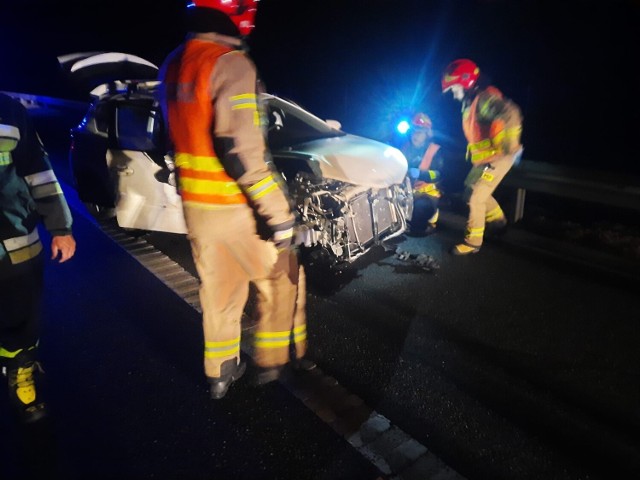 W wypadku, do którego doszło w nocy na A4 pod Tarnowem uczestniczyły dwa samochody: toyota auris i łada. Działania ratownicze trwały 1,5 godziny