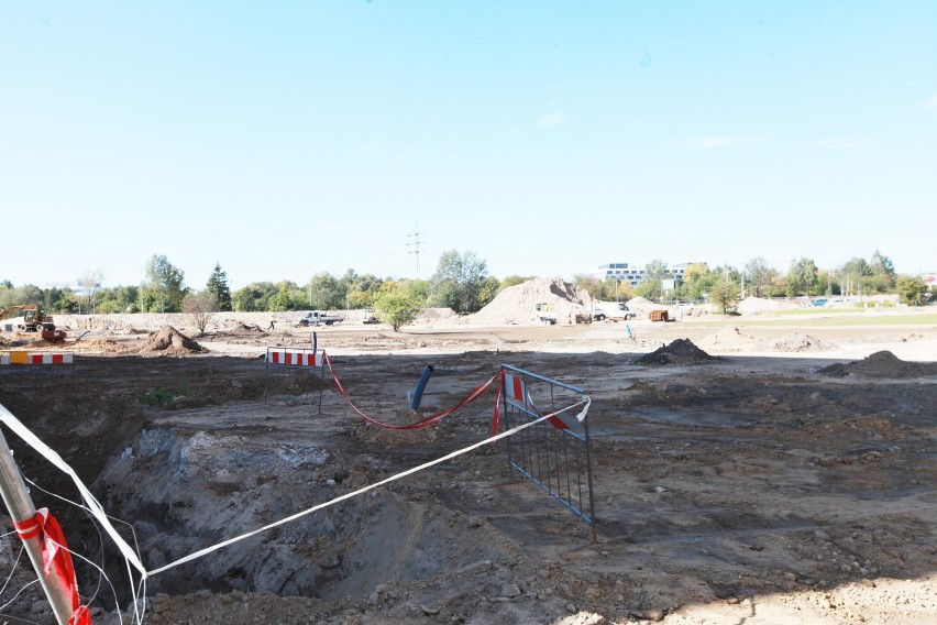 Kraków. Na ten park w Czyżynach od dawna czekali mieszkańcy. Budowa trwa w najlepsze [NOWE ZDJĘCIA]