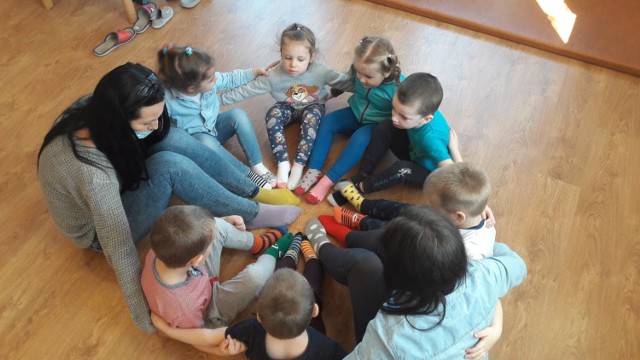 Przedszkolaki z Karnkowa przyłączyły się do obchodów Światowego Dnia Zespołu Downa i założyły dwie różne skarpetki.