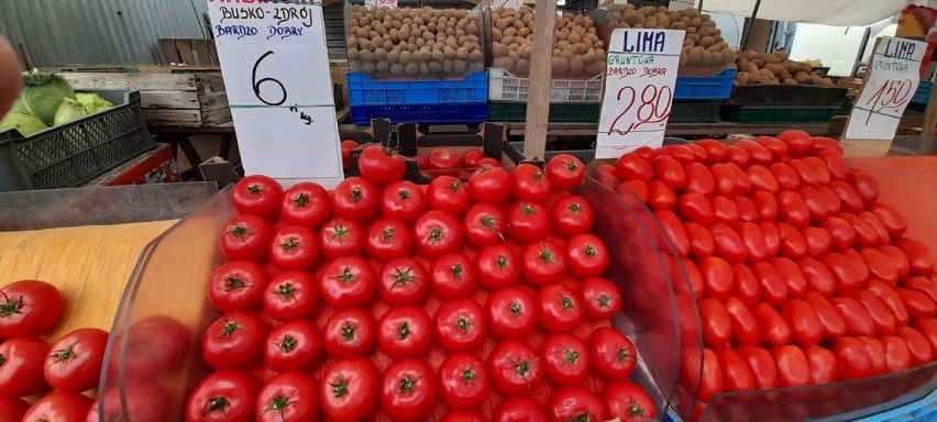 Ceny owoców i warzyw na bazarach w Kielcach we wtorek, 27 września. Ile kosztują soczyste pomidory i słodkie winogrona? Zobacz zdjęcia
