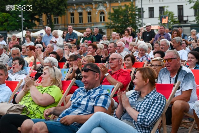 „Urwani z Wesela” zabawiali publiczność żwawą, bałkańską muzyką graną na instrumentach dętych. Podczas Open Stage zaprezentowali się: tomaszowski zespół „Kazzu”, który zagrał swoje autorskie utwory oraz młode uczestniczki zajęć wokalnych w MCK - Lena Mierzwa i Maja Napierała z siostrą Marią